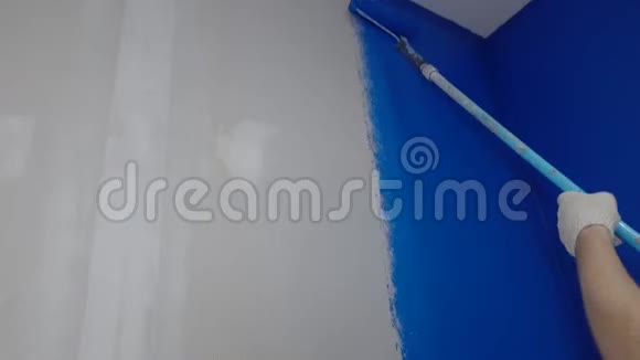 滚筒把墙漆成蓝色视频的预览图