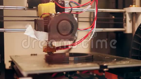 3D型打印机塑料丝丝印刷工艺4K视频的预览图