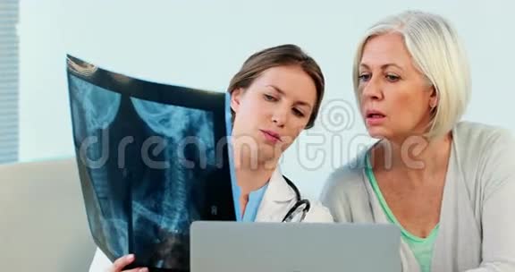 女医生在X光报告中与病人互动视频的预览图