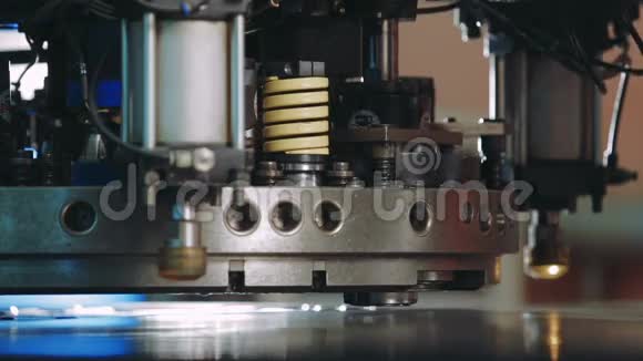 数控机床在工厂生产金属细节特写视频的预览图