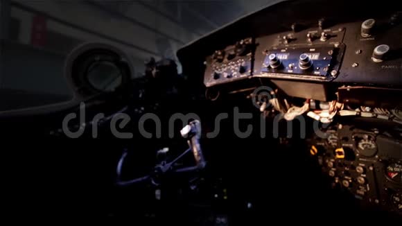旧轰炸机的飞行控制视频的预览图