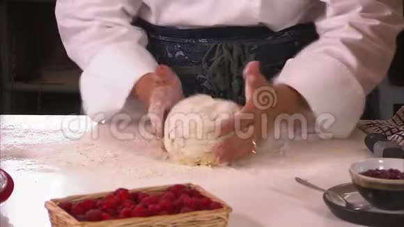 草莓酱葡萄干面包视频的预览图