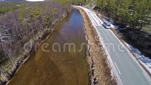 阳光明媚的一天在森林中观赏挪威的河流景观视频的预览图