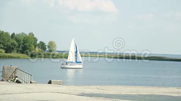 一艘小型帆船在Dnipro河上航行视频的预览图