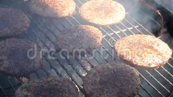 在烧烤架上煮肉视频的预览图