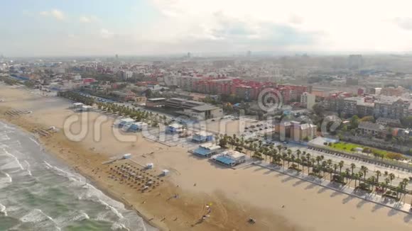 在西班牙瓦伦西亚海滩的鸟瞰图在瓦伦西亚海滩上空飞行无人机旅游城市景观视频的预览图