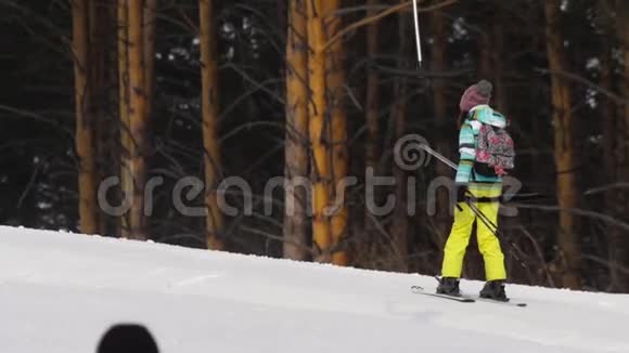 业余滑雪女孩搭电梯视频的预览图