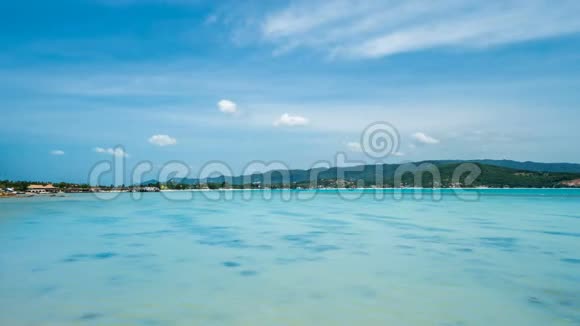 晴天用透明绿松石水拍摄海景时程热带岛屿湾视频的预览图