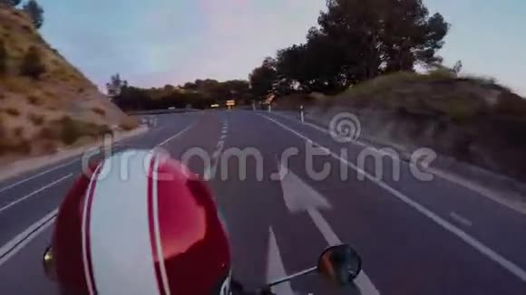 驾驶滑板车的女骑手头顶上的镜头视频的预览图