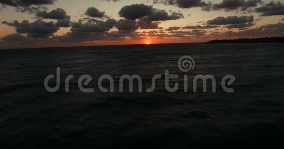 已经改变的状态摄像机从海里移回来波移走日落时的巨浪视频的预览图
