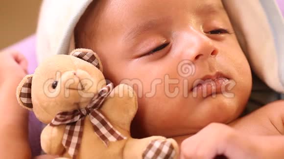 与玩具熊同睡的新生儿男孩视频的预览图