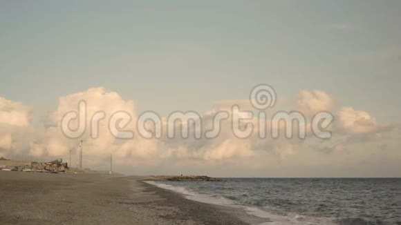利古里亚海滩日落时平静的大海视频的预览图