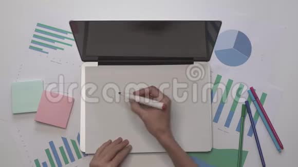 商业概念女人用笔记本电脑在纸上写计划办公室桌面视频的预览图