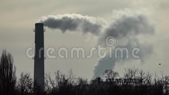 烟来自烟囱空气污染慢动作生态基辅乌克兰视频的预览图