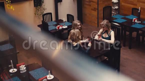 三个女朋友欢呼笑喝红酒一个小聚会闲暇时间视频的预览图