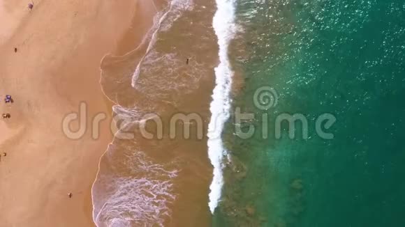 海浪撞击海岸的鸟瞰图视频的预览图