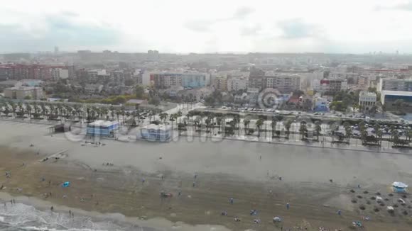 在西班牙瓦伦西亚海滩的鸟瞰图在瓦伦西亚海滩上空飞行无人机旅游城市景观视频的预览图