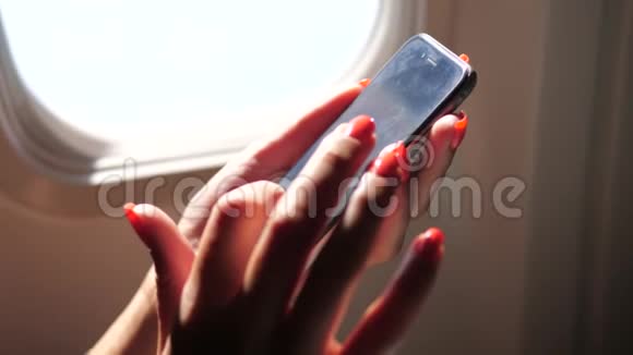 女人的特写用电话坐在飞机的窗口视频的预览图