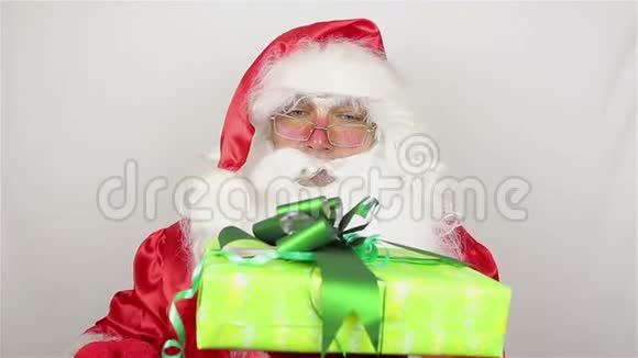 一个黄色盒子里的圣诞老人给我的惊喜视频的预览图