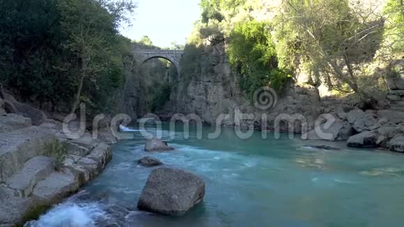 土耳其KopruluKanyon国家公园穿过KopruIrmagi溪的古物奥卢克桥视频的预览图