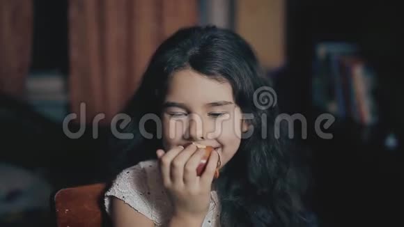 小女孩晚上在房间的室内吃一个苹果健康食品小女孩和生活方式水果苹果视频的预览图