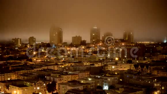 夜晚雾过旧金山天际线的时间视频的预览图