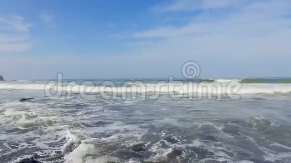 飞越海浪前往巴厘岛的岩石海滩视频的预览图