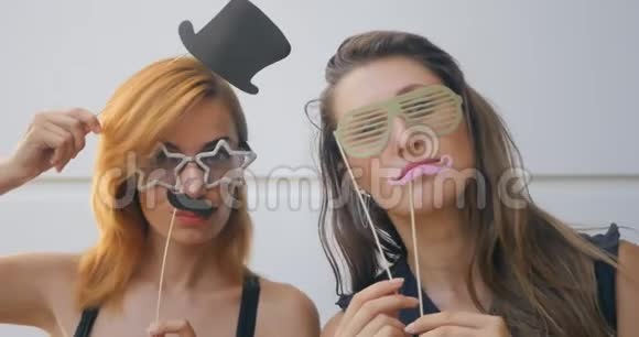 两个戴着狂欢面具的年轻女子视频的预览图