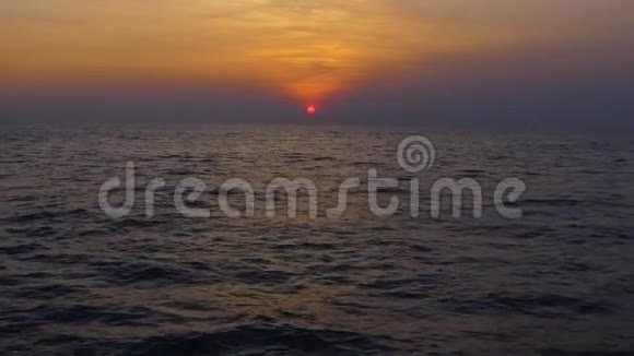 热带日落红日在海洋上落下海水在黄昏的灯光下波涛美丽的余光视频的预览图