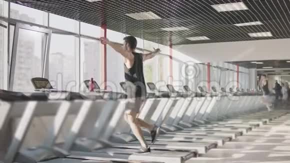 在健身房锻炼人在跑步机上训练锻炼跑步男视频的预览图