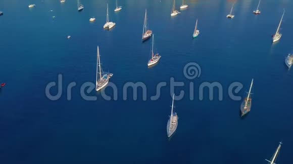 西班牙马略卡海岸附近帆船的鸟瞰图视频的预览图