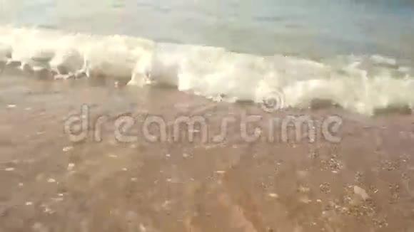 沙滩上的波浪视频的预览图