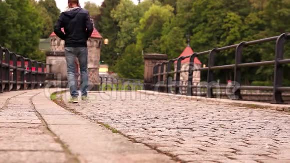 捷克人在鹅卵石铺成的街道上散步视频的预览图