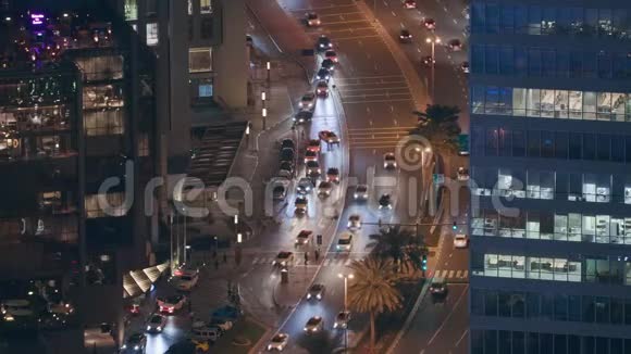 在阿联酋迪拜DIFC附近的AlSaada街的十字路口交通的天际线视图视频的预览图