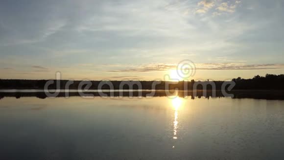 快乐的人在日落时分坐在湖边喝茶视频的预览图