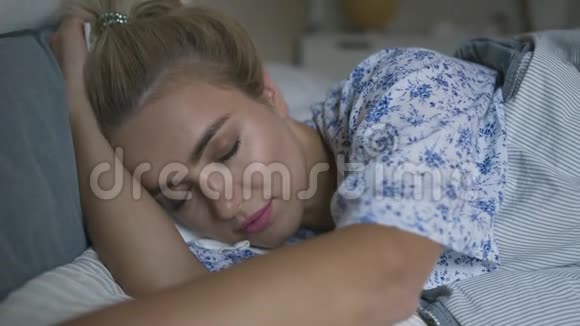 女人早上睡得很安稳视频的预览图