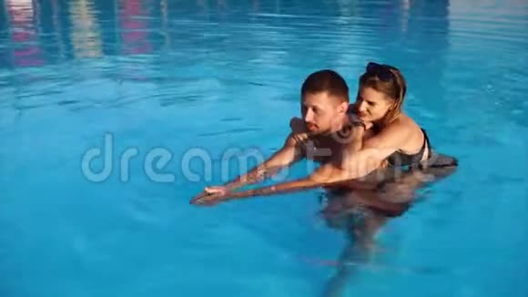 年轻夫妇一起在游泳池里洗澡视频的预览图