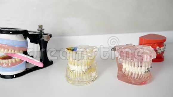 白色桌子上有牙套的人工颌骨视频的预览图