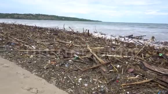 污染概念海滩被塑料垃圾和树枝污染视频的预览图