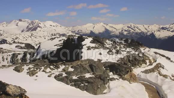 在山顶上观看惠斯勒不列颠哥伦比亚省的固定录像可以俯瞰成吨的雪山视频的预览图