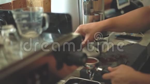 靠近咖啡师手在咖啡店煮咖啡慢动作120fps视频的预览图