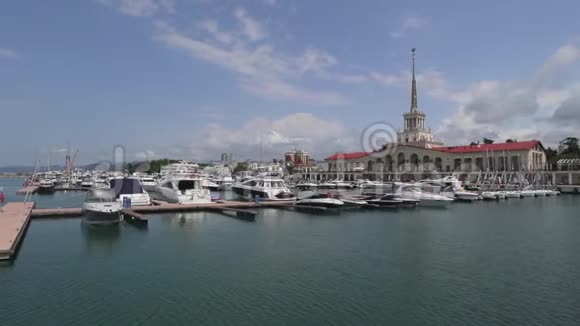 夏季豪华游艇的全景停靠在海港视频的预览图