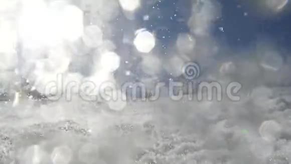 冬天的背景有雪阳光照耀群山模糊圣诞快乐缓慢的视频的预览图