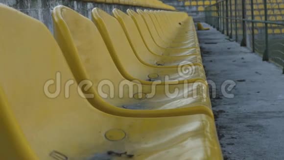 空场馆的黄色椅子慢动作120英尺视频的预览图