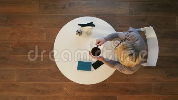 早上在咖啡馆喝咖啡的好女人视频的预览图