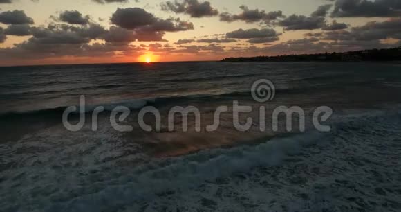 太阳悄悄地降落到地平线以外但看起来大海刚刚开始愤怒视频的预览图