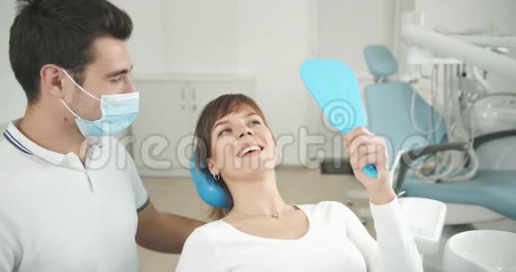 牙科病人照镜子微笑视频的预览图