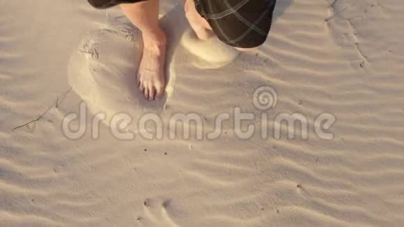 赤脚男子在撒哈拉沙漠的沙滩上行走俯瞰全景视频的预览图
