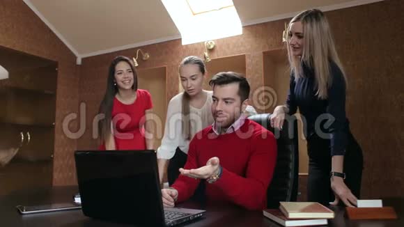 一群成功的商人用电脑在办公室工作视频的预览图