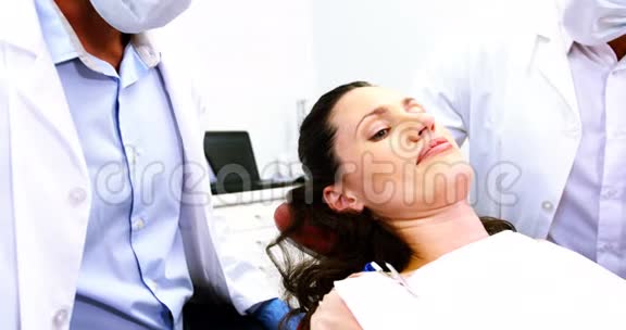 因在诊所检查牙医而停诊的妇女视频的预览图